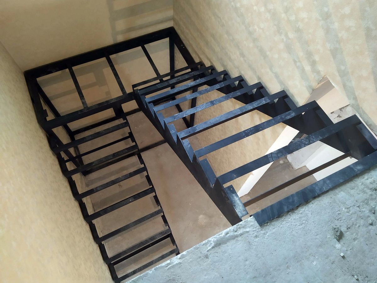 Процесс монтажа лестницы﻿