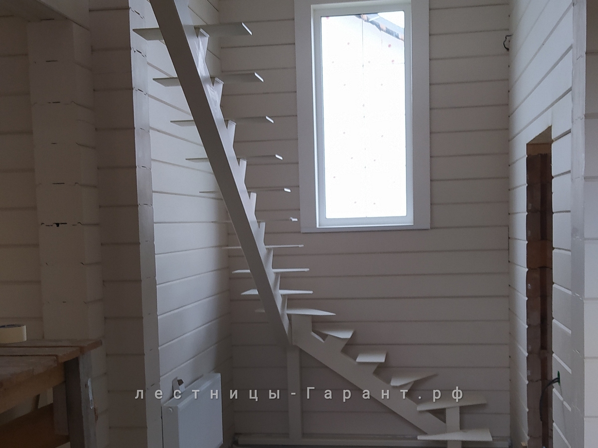 Монтаж лестницы на монокосоуре