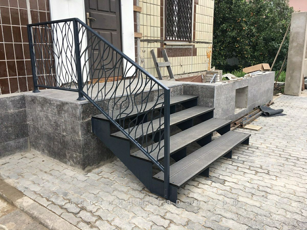 Уличная лестница с перилами
